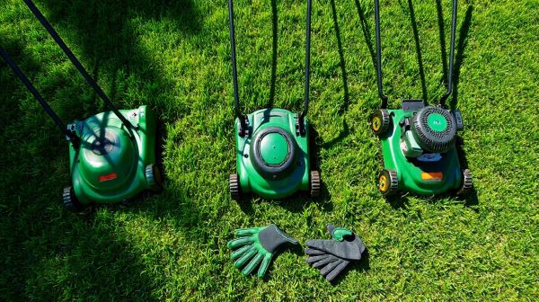 Top 5 tondeuses essentielles pour un gazon impeccable